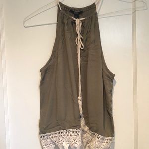 Sleeveless lace, tie neck shirt size M army green